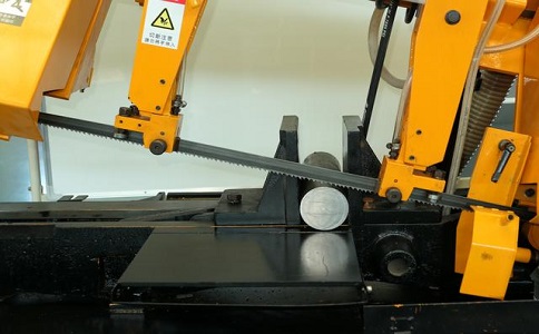 伍家岗数控带锯床自动送料精度会出现偏差吗？